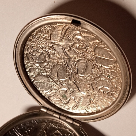 Sterling Silver Locket vintage marked Sterling. 13.36 grams.. - Picture 7 of 10